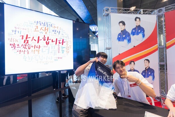 펜싱 국가대표 오상욱(오른쪽) 선수가 SKT 구성원과 함께 셀카를 찍고 있다.