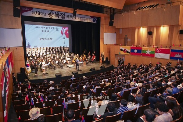 강기정 광주광역시장이 지난 15일 오전 동구 국립아시아문화전당(ACC) 예술극장에서 열린 ‘제79주년 광복절 경축식’에 참석해 경축사를 하고 있다./광주광역시 제공