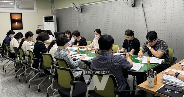 광주광역시(시장 강기정)는 16일 자치구 보건소, 감염병관리지원단과 함께 ‘코로나19 재확산에 따른 대응상황 점검 긴급회의’를 개최했다.