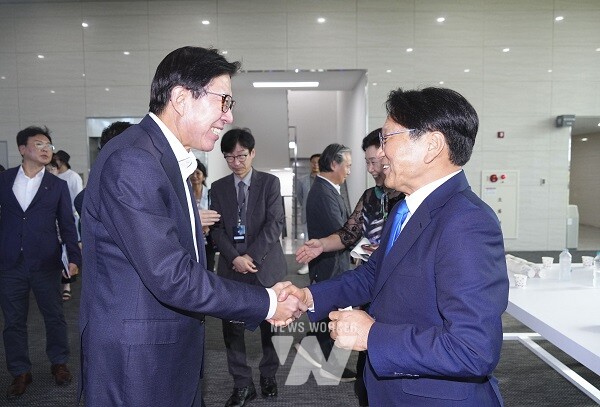 강기정 광주광역시장이 16일 오후 부산 사하구 부산현대미술관에서 열린 '2024 부산비엔날레 개막식'에 참석해 박형준 부산광역시장과 인사를 나누고 있다./광주광역시 제공