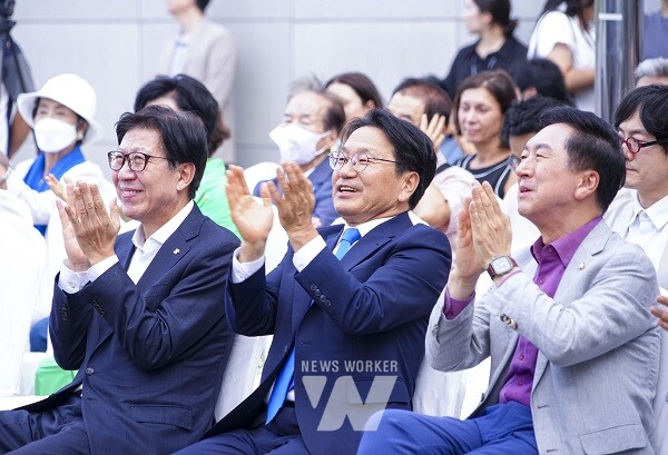 강기정 광주광역시장이 16일 오후 부산 사하구 부산현대미술관에서 열린 '2024 부산비엔날레 개막식'에 참석해 박형준 부산광역시장 등 내빈들과 식전공연을 보며 박수를 치고 있다./광주광역시 제공