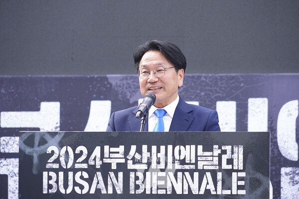 강기정 광주광역시장이 16일 오후 부산 사하구 부산현대미술관에서 열린 '2024 부산비엔날레 개막식'에 참석해 축사를 하고 있다./광주광역시 제공
