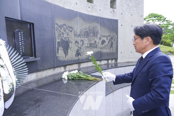 강기정 광주광역시장이 16일 오후 부산광역시 중구 부산민주공원을 방문해 넋기림마당을 참배하고 있다./광주광역시 제공