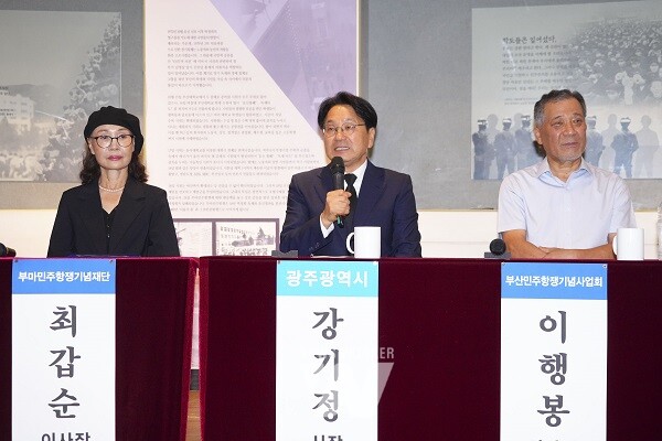 강기정 광주광역시장이 16일 오후 부산광역시 중구 부산민주공원 민주항쟁기념관에서 최갑순 부마민주항쟁기념재단 이사장, 이행봉 부마민주항쟁기념사업회 이사장, 박강배 5·18 기념재단 상임이사 등 단체 관계자들과 ‘부마-5·18정신 민주역사 계승연대를 위한 간담회’를 하고 있다./광주광역시 제공