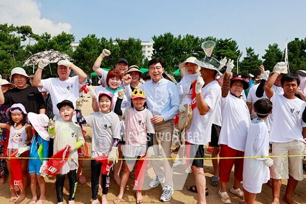 보성군의 진미, 고소한 전어 맛에 빠지다 ‘제16회 보성전어축제’ 성료_ 전어를 잡으러 개매기장에 들어갈 준비를 하고 있다