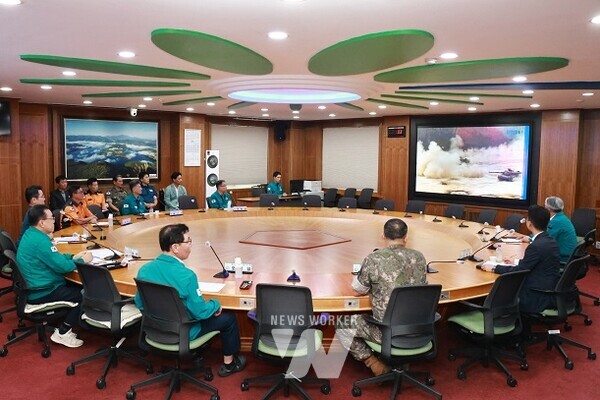 구복규 화순군수와 통합방위 위원들이 회의하는 모습
