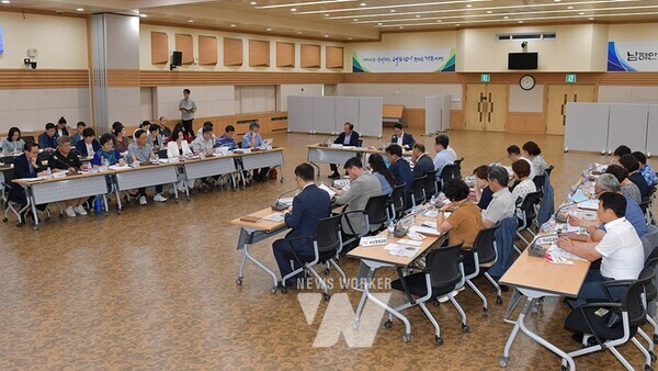 전남 여수시(시장 정기명)가 지난 14일 시청 회의실에서 시 여건에 맞는 ‘여수시 20년 지속가능발전 기본전략’ 설정을 위한 연구용역 1차 중간보고회를 개최했다.