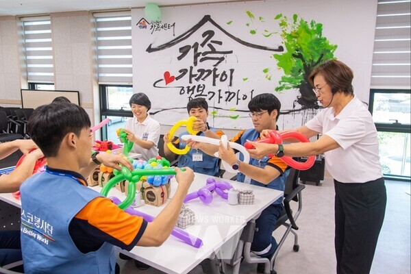 광양제철소 신입·인턴사원들이 지역민들을 위한 봉사활동에 나섰다.