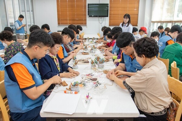 광양제철소 신입·인턴사원들이 지역민들을 위한 봉사활동에 나섰다.