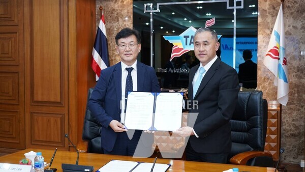 KAI CS센터 이상재 전무(왼쪽)와 태국 TAI 사장(오른쪽)이 T-50 PBL MOU 체결 기념사진 촬영을 하고 있다.