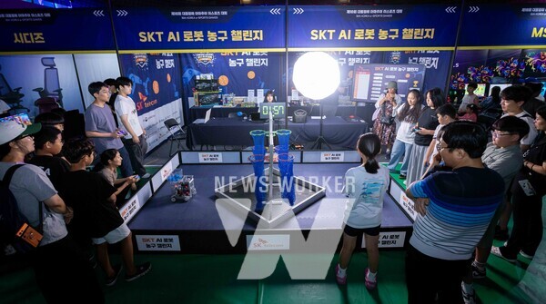 SKT가 개최한 ‘AI 로봇 농구 챌린지’에서 참가자들이 경기하는 모습