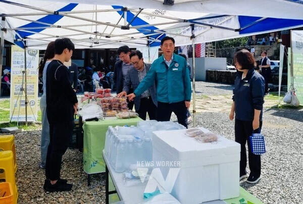 장성군이 19일 담양군 용흥사에서 농특산물 판촉행사를 열었다. 현장을 찾은 김한종 군수