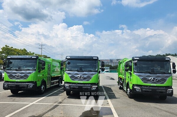 보성군, 환경공무직 안전을 위한 ‘저상형 청소차’ 3대 도입_저상형 청소차 모습