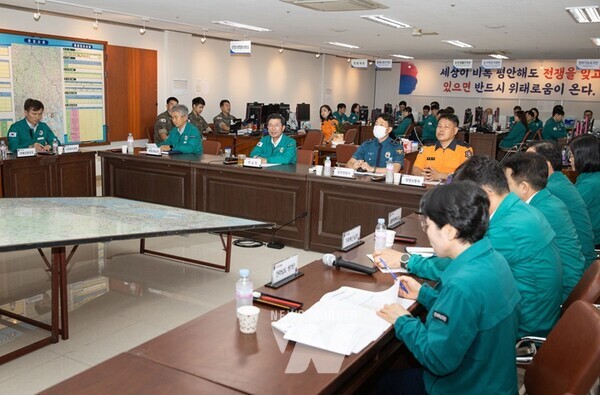 전남 광양시는 지난 19일(월) 전 직원을 대상으로 전시 직제 편성훈련을 마친 후 시청 지하 1층 전시종합상황실에서 정인화 광양시장 주재로 ‘2024년 을지연습 최초상황보고회’를 개최했다