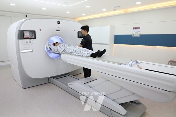 전남대학교병원이 전국 대학병원 최초로 GE OMNI PET-CT 장비를 도입해 진단의 새로운 장을 열었다. 사진은 병원 1동 1층 핵의학과에서 PET-CT로 환자를 촬영하고 있다.