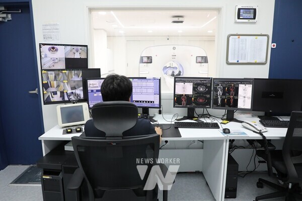 전남대학교병원이 전국 대학병원 최초로 GE OMNI PET-CT 장비를 도입해 진단의 새로운 장을 열었다. 사진은 병원 1동 1층 핵의학과에서 PET-CT로 환자를 촬영하고 있다.