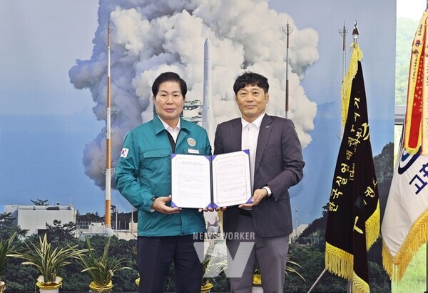 고흥군, 한국토지주택공사와 고흥남계 1단지 내 공동시설 사용 협약체결(왼쪽부터 공영민 고군수, 신상규 한국토지주택공사 광주전남지역본부 주거복지사업처장)