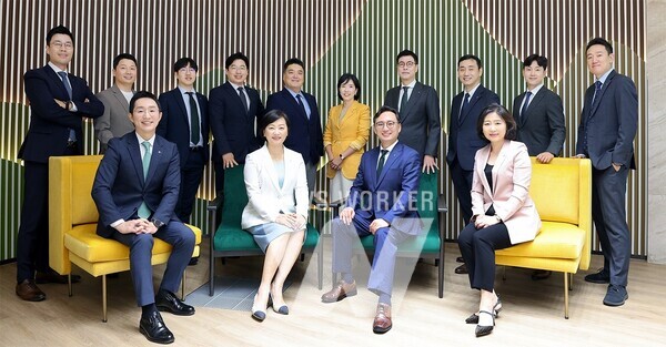 사진 앞줄 왼쪽부터 배도진 하나은행 자산관리컨설팅센터 부장, 이은정 하나은행 WM본부 본부장, 조대현 하나증권 WM영업본부 본부장, 김정현 하나증권 금융상품추진실 실장이 '하나 패밀리오피스 원 솔루션' 전담 직원들과 기념 촬영을 하고 있다. 