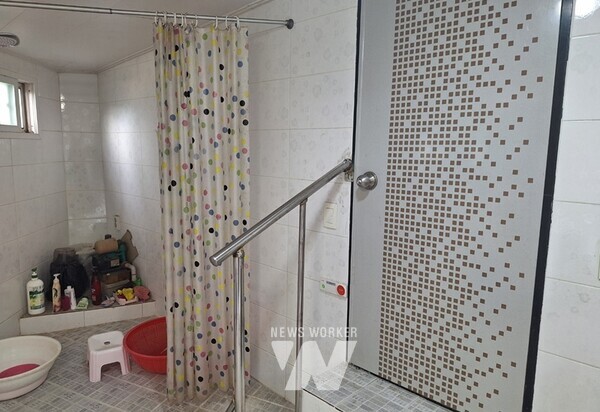 전남 곡성군 고달면지역사회보장협의체가 저소득 어르신 및 장애인 가구를 대상으로 낙상 사고 예방을 위한 안전손잡이 설치 지원 사업을 실시했다.