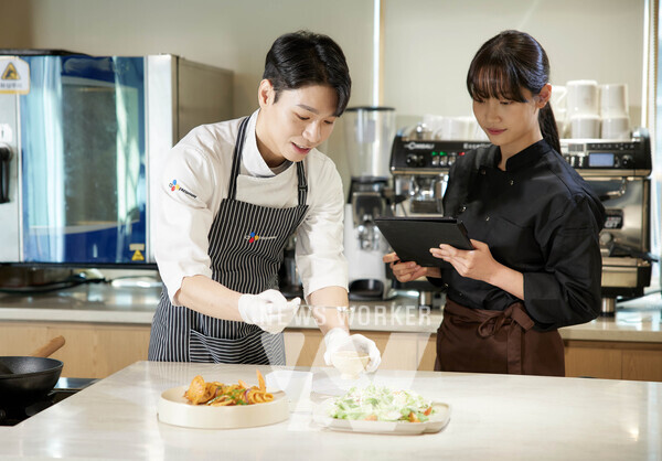 외식 프랜차이즈 맞춤형 상품 개발 현장 연출 사진