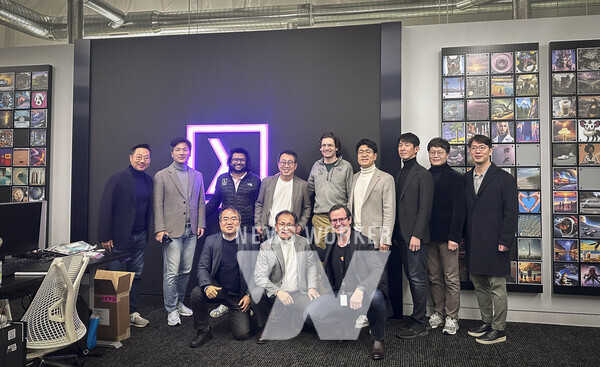 지난 1월 람다의 산호세 본사에서 SKT 유영상 CEO(사진 뒷줄 왼쪽서 4번째)와 람다 창업자 겸 CEO 스티븐 발라반(뒷줄 왼쪽서 5번째) 등 양사 주요 관계자들이 협력 방안을 논의한 후 기념사진을 촬영하고 있는 모습