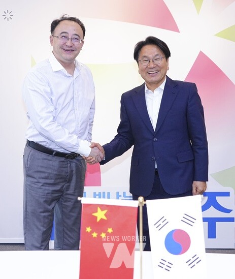 강기정 광주광역시장이 22일 오전 시청 접견실에서 중국 남방항공 왕쉰 한국지사장과 면담을 갖고 광주시 관광지원 및 상호협력 방안을 논의한 뒤 기념촬영을 하고 있다./광주광역시 제공