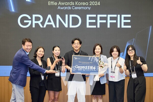 ‘에피 어워드’에서 대상을 수상한 한국맥도날드와 레오버넷 관계자들이 함께 사진 촬영을 하고 있다.