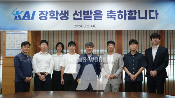 KAI 경영관리본부 박상욱 전무(중앙)와 선발된 KAI 장학생 6명이 단체 기념 촬영을 하고 있다.