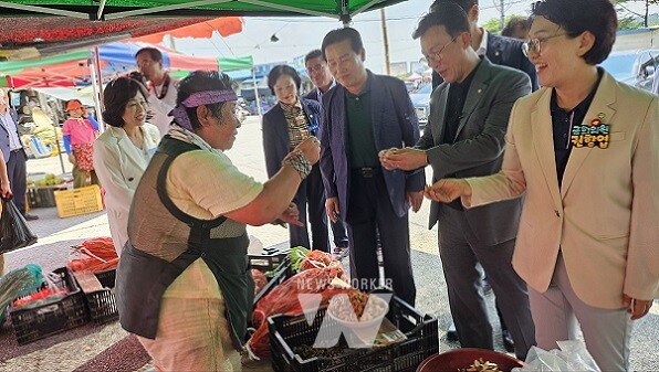 김민석 최고위원과 권향엽 국회의원 곡성군의회 의원들이 옥과 오일장에서 상인들과 대화하고 있다.