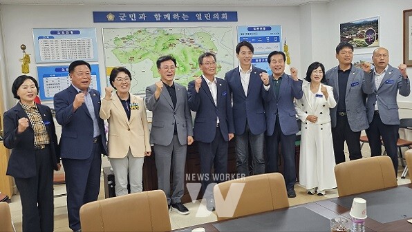 ·8월 24일(토) 오전 11시 곡성군의회 의장실에서 열린 더불어민주당 김민석, 한준호 최고위원과 주철현, 권향엽 국회의원 등이 곡성군의회 의원, 곡성군수 예비후보들과 간담회를 개최했다.