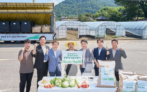 왼쪽부터 신세계푸드 농산팀 박서종, 맥도날드 SCM 하만기 이사, 김한일 전무, 이청우 농부, 신세계푸드 R&D 민중식 상무, 김태경 팀장, 농산팀 이재철 팀장