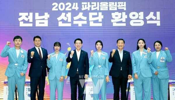 김영록 전라남도지사가 26일 도청 왕인실에서 열린 ‘2024 제33회 파리올림픽 전라남도 선수단 환영식’에서 선수 및 가족과 기념촬영을 하고 있다.