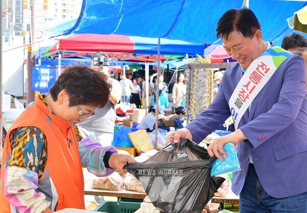 장성군이 추석을 맞아 9월 1~30일 장성사랑상품권 15% 할인을 시행한다. 지난해 황룡전통시장을 찾은 김한종 군수