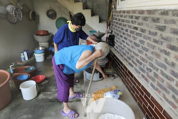 전라남도는 유례없는 폭염으로 매일 어르신 안전 확인 업무를 수행하는 노인돌봄 종사자에게 폭염 취약계층 안전 확인 수당을 1인당 10만 원씩 지급한다