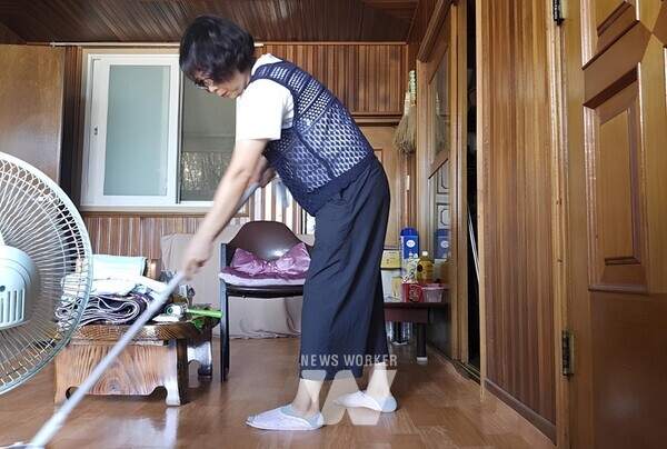 전라남도는 유례없는 폭염으로 매일 어르신 안전 확인 업무를 수행하는 노인돌봄 종사자에게 폭염 취약계층 안전 확인 수당을 1인당 10만 원씩 지급한다