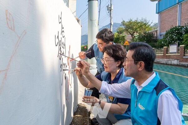 (뒤에서부터) 정상경 광양제철소 행정부소장, 권향엽 국회의원, 정인화 광양시장이 벽화그리기 봉사활동을 펼치고 있다.