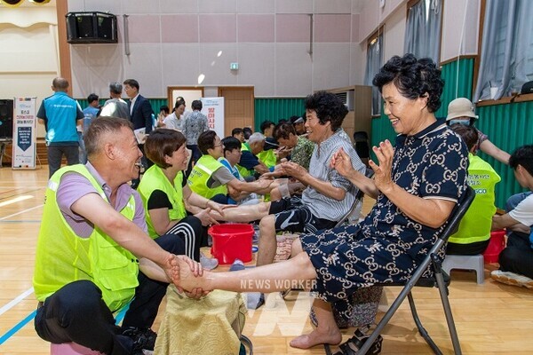 광양제철소 발마사지 재능봉사단이 어르신들을 대상으로 발마사지 봉사를 펼치고 있다