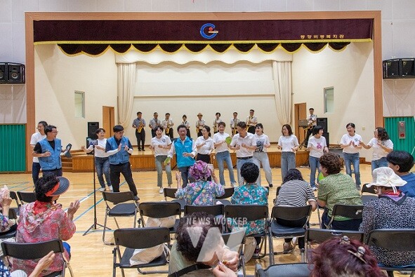 광양제철소(소장 이동렬)가 광양시 봉강면 상봉·하봉·당저마을에서 광양시와 함께 대규모 연합봉사활동을 펼치며 따뜻한 이웃사랑을 실천했다