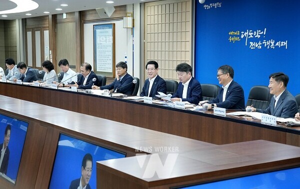 김영록 전라남도지사가 27일 오전 도청 서재필실에서 실국장 정책회의를 주재하고 있다.