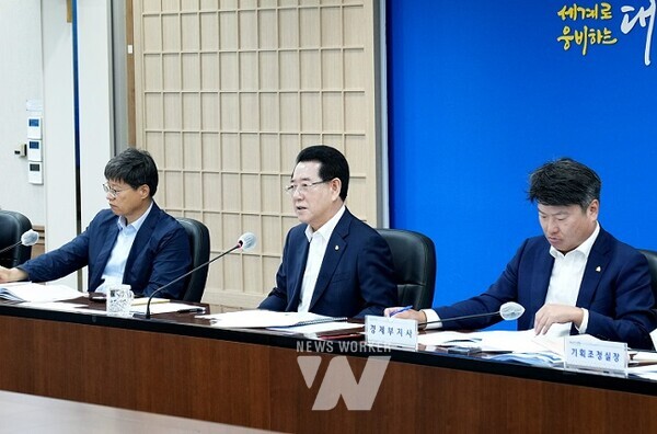 김영록 전라남도지사가 27일 오전 도청 서재필실에서 실국장 정책회의를 주재하고 있다.