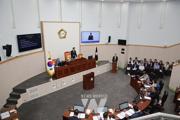 구례군의회(의장 장길선)는 26일 본회의장에서 소속의원과 군수를 비롯한 집행부 간부공무원 등이 참석한 가운데 제312회 정례회를 개회했다