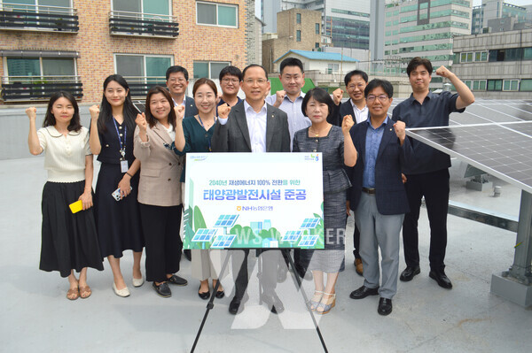 26일 농협은행 의정부시지부에서 열린 태양광 발전시설 준공행사에서 농협은행 박병규 수석부행장(가운데) 및 임직원들이 기념촬영을 하고 있다.