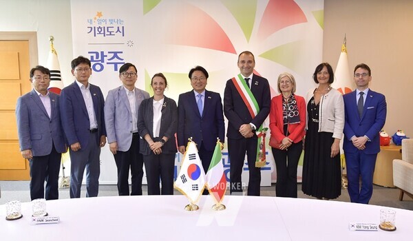 강기정 광주광역시장이 27일 오전 시청 접견실에서 스테파노 로 루쏘 이탈리아 토리노시장의 예방을 받고 광주시와 교류협력 강화 방안을 논의한 후 기념촬영을 하고 있다. /광주광역시 제공