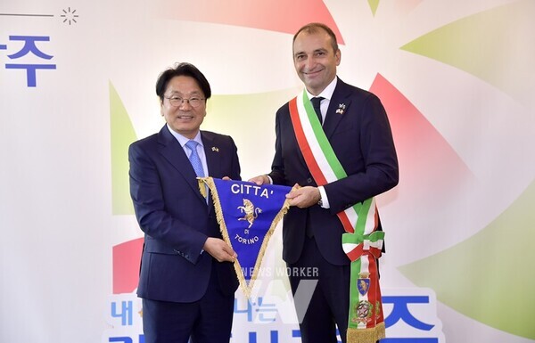 강기정 광주광역시장이 27일 오전 시청 접견실에서 스테파노 로 루쏘 이탈리아 토리노시장의 예방을 받고 광주시와 교류협력 강화 방안을 논의한 후 기념촬영을 하고 있다. /광주광역시 제공