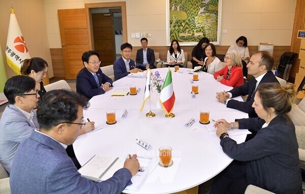 강기정 광주광역시장이 27일 오전 시청 접견실에서 스테파노 로 루쏘 이탈리아 토리노시장의 예방을 받고 광주시와 교류협력 강화 방안을 논의했다. /광주광역시 제공