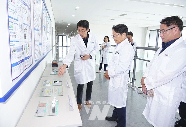 강기정 광주광역시장이 27일 오후 북구 한국에너지기술연구원 광주친환경에너지연구센터에서 열린 '배터리산업 현황 및 발전방향 간담회'에 참석해 간담회에 앞서 센터 연구실 등을 둘러보고 있다./광주광역시 제공