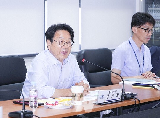 강기정 광주광역시장이 27일 오후 북구 한국에너지기술연구원 광주친환경에너지연구센터에서 열린 '배터리산업 현황 및 발전방향 간담회'에 참석해 정창권 인셀(주) 대표, 문호성 세방리튬배터리(주) 상무, 김명준 (주)엠텍정보기술 대표 등 기업인들과 배터리 산업 육성 및 활성화 방안을 논의하고 있다./광주광역시 제공