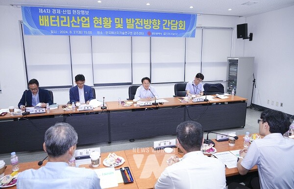 강기정 광주광역시장이 27일 오후 북구 한국에너지기술연구원 광주친환경에너지연구센터에서 열린 '배터리산업 현황 및 발전방향 간담회'에 참석해 정창권 인셀(주) 대표, 문호성 세방리튬배터리(주) 상무, 김명준 (주)엠텍정보기술 대표 등 기업인들과 배터리 산업 육성 및 활성화 방안을 논의하고 있다./광주광역시 제공