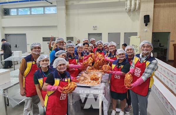 광주광역시(시장 강기정)는 27일 광주김치타운에서 코이카(KOICA, 한국국제협력단) 글로벌 연수사업에 참여한 필리핀 아클란주 공무원들과 함께 ‘사랑의 김치 온기나눔’ 행사를 개최했다