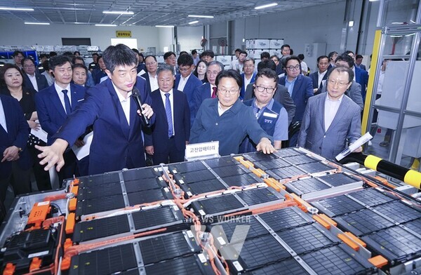 강기정 광주광역시장이 28일 오전 광주글로벌모터스(GGM)를 방문해 시 산하 공공기관장들과 캐스퍼 전기차(EV)에 탑재되는 배터리 특·장점에 대한 설명을 듣고 있다./광주광역시 제공